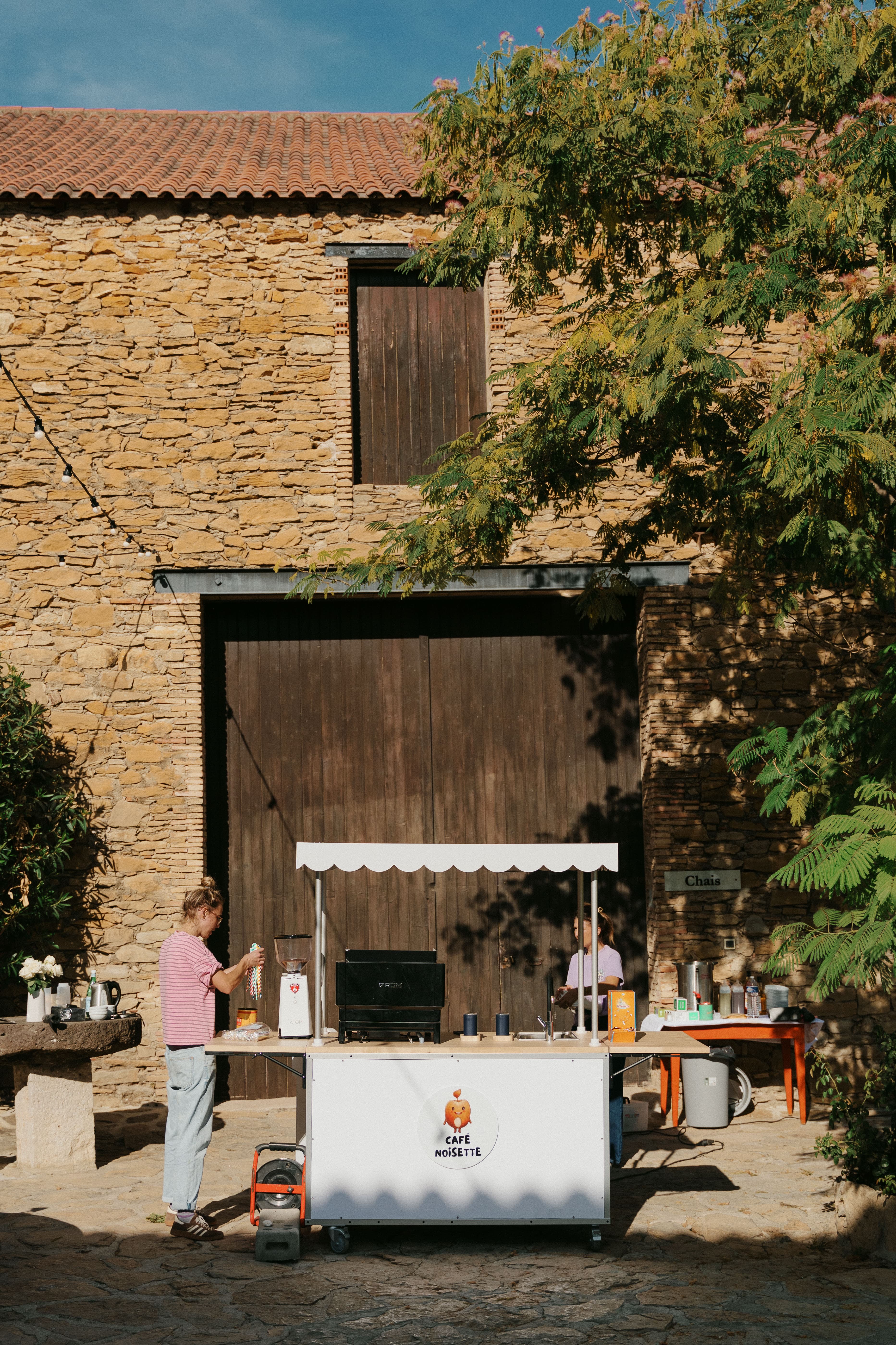 Le coffee cart installé dans une cour ombragée