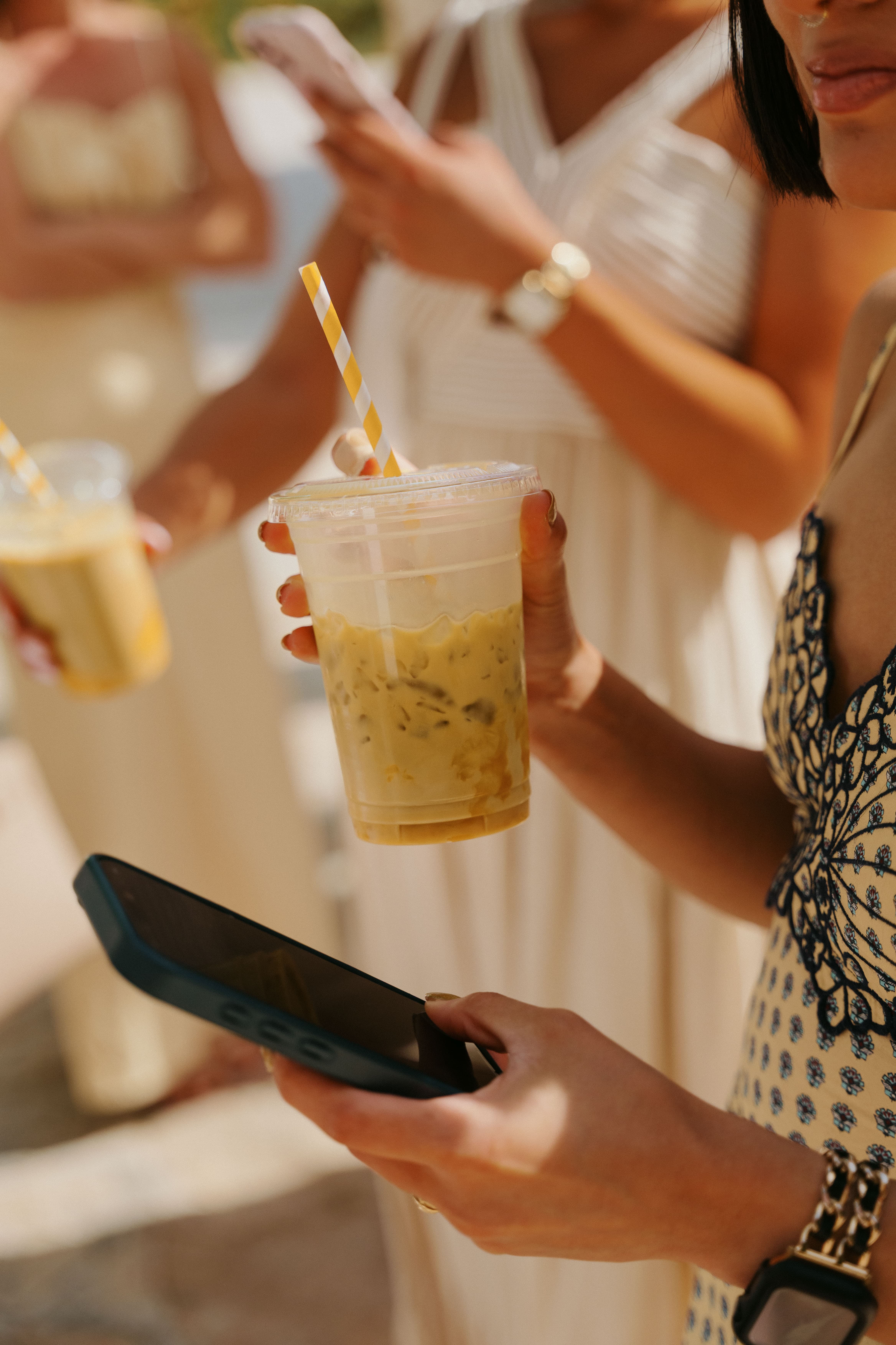 Une invitée avec un iced latte du coffee cart